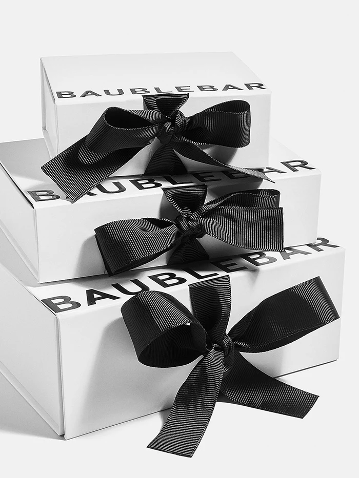 Small White Gift Box With Bow - S - Image 3